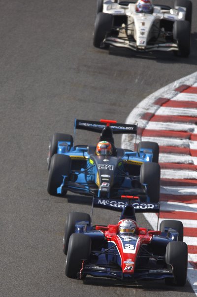 Giedo van der Garde rijdt een dijk van een wedstrijd
